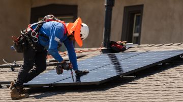 La energia limpia genera oportunidades laborales para los latinos en Estados Unidos.