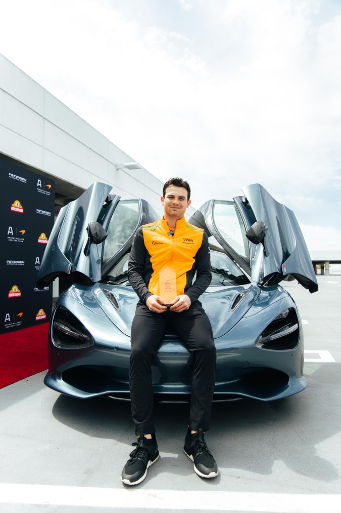 Pato O'Ward estuvo el jueves en el Museo Petersen del Automóvil en Los Ángeles, donde convivió con niños latinos y tuvo otras actividades previo al Gran Premio de Long Beach de IndyCar.