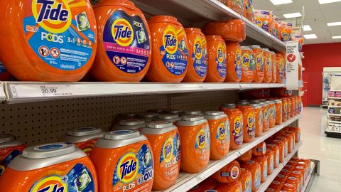 Retiran del mercado detergentes para ropa Tide y Gain