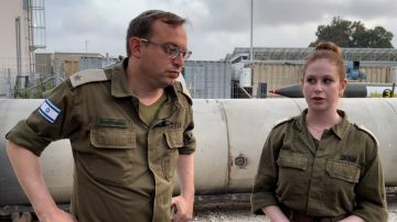 Los voceros del IDF, el mayor Ron Kaplan, vocero del IDF, y la teniente Tami Shoor.