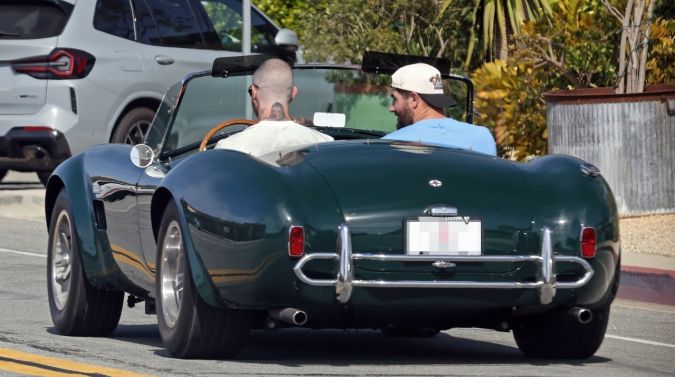 Shelby 427 Cobra: ícono de velocidad y estilo conducido por Adam Levine ...