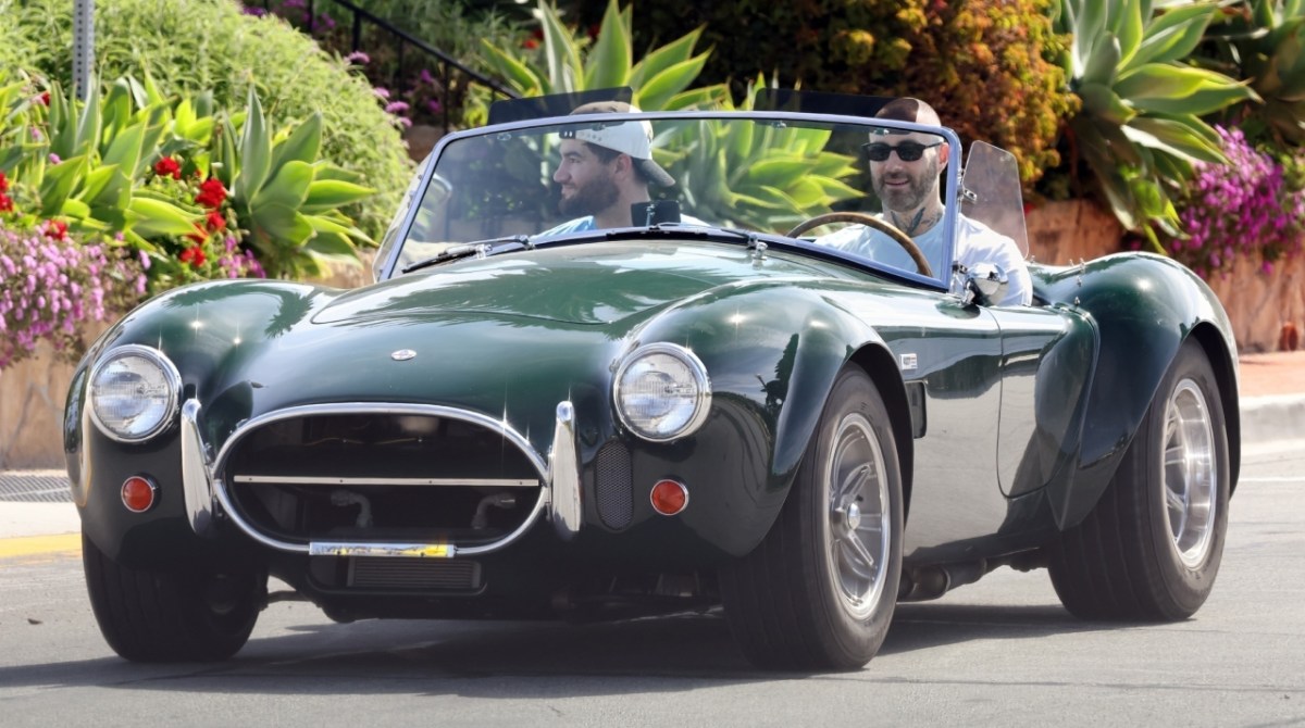 Shelby 427 Cobra: ícono de velocidad y estilo conducido por Adam Levine ...