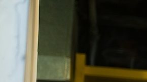 Mujer feliz lista para servir comida rápida a los clientes en el camión de comida.