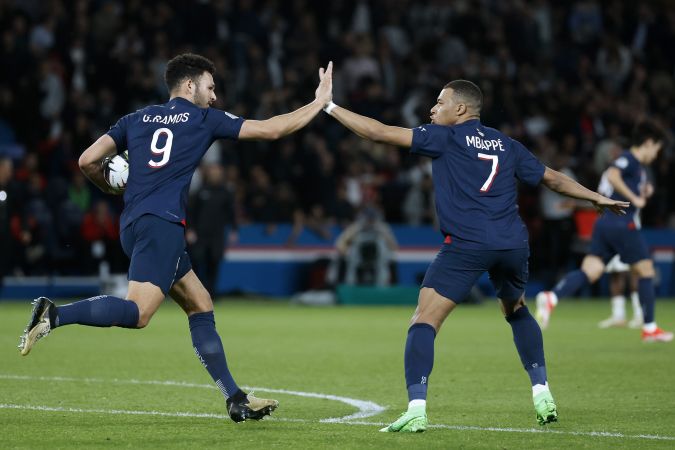 Kylian Mbappé celebrando con el delantero portugués Gonçalo Ramos su anotación en el encuentro de este fin de semana con el PSG.