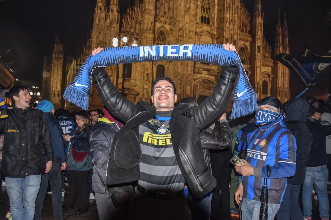 Los aficionados del Inter salieron a las calles de Milán a celebrar la conquista del cuadro nerazzurri que podrá bordar su segunda estrella (una por cada 10 títulos) sobre el escudo de la camiseta.