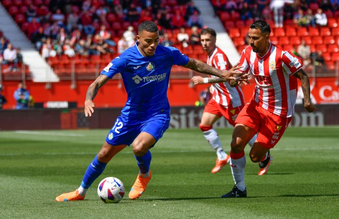 El mediocampista del Almería, Jonathan Viera y el inglés del Getafe, Mason Greenwood, durante el partido de la jornada 33 de LaLiga este sábado en el Power Horse Stadium.