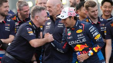 Christian Horner, director de la escudería Red Bull, celebrando con el mexicano Sergio "Checo" Pérez su segundo lugar en el GP de Japón.