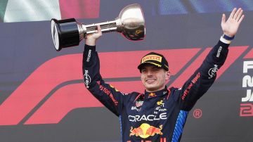 Suzuka (Japan), 07/04/2024.- First place Red Bull Racing driver Max Verstappen of the Netherlands celebrates with his trophy during a prize presentation ceremony after the Formula One Japanese Grand Prix at the Suzuka International Racing Course in Suzuka, Japan, 07 April 2024. (Fórmula Uno, Japón, Países Bajos; Holanda) EFE/EPA/FRANCK ROBICHON