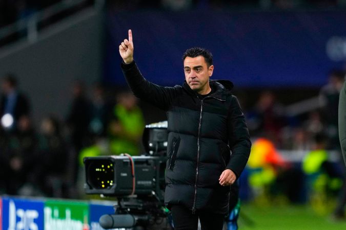 Xavi Hernández terminó expulsado en el minuto 55 luego de reclamar al árbitro y patear una valla publicitaria de la Champions League cerca del cuarto árbitro.