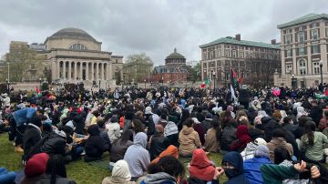 Estudiantes se manifiestan a favor de Palestina en el campus de la Universidad de Columbia en Nueva York.