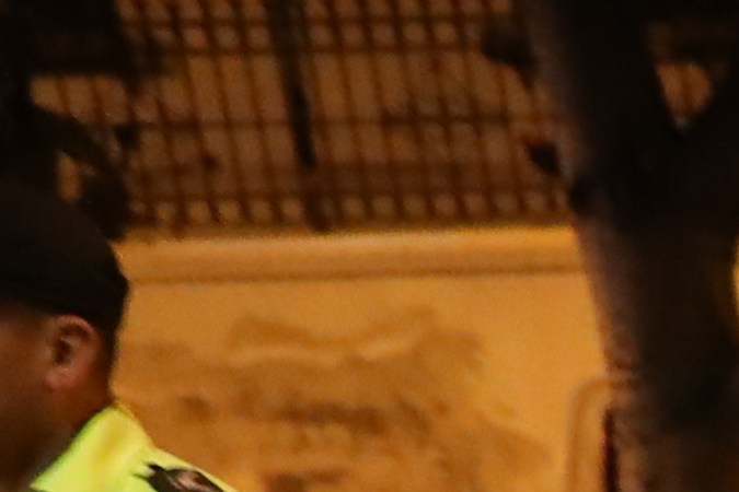 El jefe de Cancillería y Asuntos Políticos de la Embajada de México, Roberto Canseco, fue sometido por policías cuando intentó evitar que trasladaran al exvicepresidente ecuatoriano Jorge Glas.