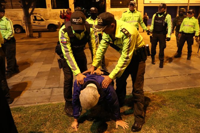El jefe de Cancillería y Asuntos Políticos de la Embajada de México, Roberto Canseco, fue sometido por policías cuando intentó evitar que trasladaran al exvicepresidente ecuatoriano Jorge Glas.