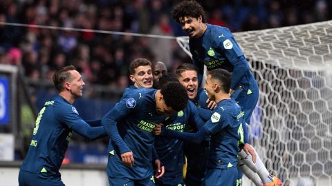 Heerenveen (Netherlands), 25/04/2024.- Malik Tillman of PSV Eindhoven celebrates scoring the 0-3 goal with his teammates during the Dutch Eredivisie match between sc Heerenveen and PSV Eindhoven, in Heerenveen, the Netherlands, 25 April 2024. (Países Bajos; Holanda) EFE/EPA/OLAF KRAAK