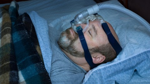 Implante para la apnea del sueño funciona bien para las personas con sobrepeso: estudio