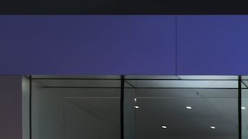 Fachada de una tienda Apple, empresa que despidió a 600 empleados de su proyecto de autos eléctricos.