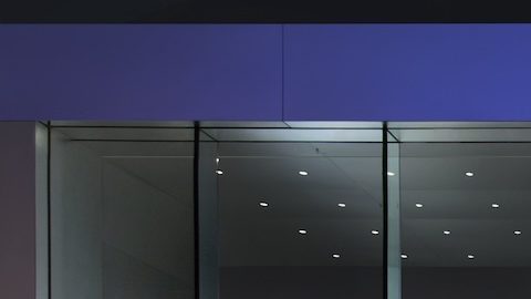 Fachada de una tienda Apple, empresa que despidió a 600 empleados de su proyecto de autos eléctricos.