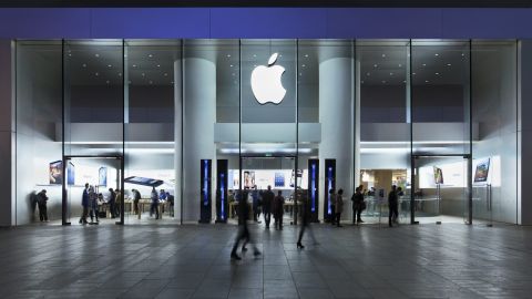 Fachada de una tienda Apple, empresa que despidió a 600 empleados de su proyecto de autos eléctricos.