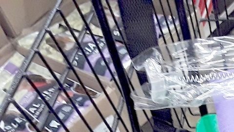 Primer plano de un carrito de compras de Dollar Tree con artículos en la parte superior del asiento.