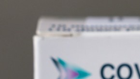 AstraZeneca admite que su vacuna COVID puede causar trombosis 
