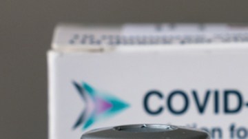 AstraZeneca admite que su vacuna COVID puede causar trombosis 