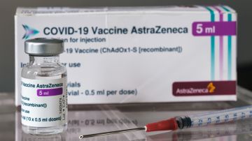 AstraZeneca admite que su vacuna COVID puede causar trombosis 