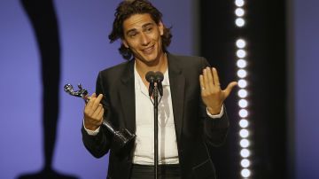 El uruguayo Enzo Vogrincicl recibe su premio a Mejor Actuación Masculina por 'La Sociedad de la Nieve'.