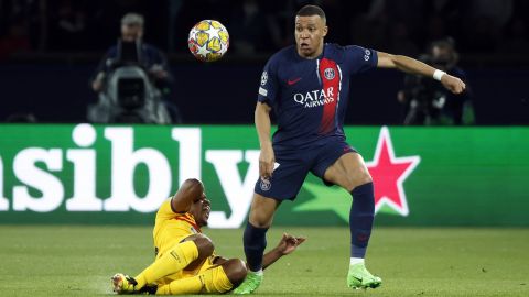 Paris (France), 10/04/2024.- Paris Saint Germain's Kylian Mbappe (R) and Barcelona's Jules Kounde (L) in action during the UEFA Champions League quarter-finals, 1st leg soccer match between Paris Saint-Germain and FC Barcelona, in Paris, France, 10 April 2024. (Liga de Campeones, Francia) EFE/EPA/YOAN VALAT