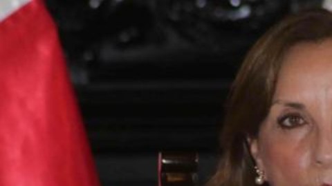 Boluarte enseñó su reloj para demostrar que usa complementos de bajo costo.