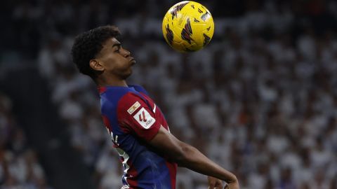 MADRID, 21/04/2024.- El delantero español del FC Barcelona Lamine Yamal controla un balón durante el partido de la jornada 32 de LaLiga EA Sports entre Real Madrid y FC Barcelona, este domingo en el estadio Santiago Bernabéu de Madrid. EFE/ Daniel González