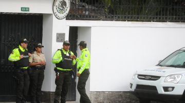 La Embajada de México en Quito, Ecuador, continuaba custodiada por policías el sábado.