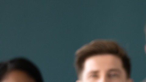 Una joven sonriente extiende su mano para dar la bienvenida al nuevo compañero de trabajo.