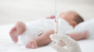 Un nuevo método de vacuna 'único' podría proteger a los bebés de Covid y gripe con una sola dosis