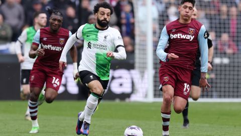 El mexicano Edson Álvarez marcando al delantero egipcio del Liverpool, Mohamed Salah, durante un momento del encuentro de este sábado en casa del West Ham.