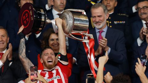 El capitán del Athletic Club Iker Muniain, levantando el trofeo que los acredita como campeones de esta edición de la Copa del Rey.