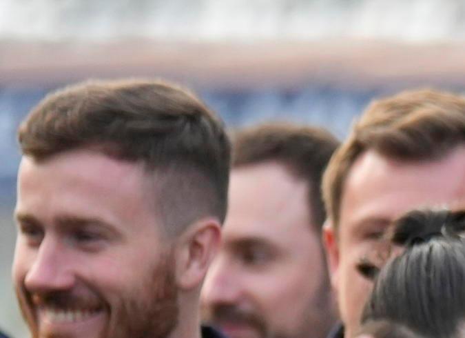 El neerlandés Max Verstappen posando junto al mexicano Sergio "Checo" Pérez después de lograr un nuevo 1-2 para Red Bull en el Gran Premio de Japón del fin de semana.