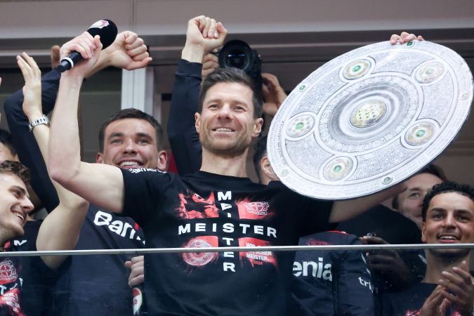 Xabi Alonso, el entrenador español responsable de llevar al Bayer Leverkusen a lo más alto después de haber asumido las riendas del equipo en el 2022 con el riesgo latente del descenso.
