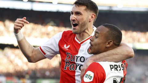 El delantero mexicano Santiago Giménez celebrando junto a su compañero de equipo, Igor Piaxao, una de las anotaciones del Feyenoord en la conquista de la Copa de los Países Bajos.