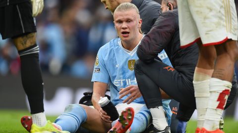 Manchester (United Kingdom), 31/03/2024.- Manchester City's Erling Haaland gets medical attention during the English Premier League match between Manchester City and Arsenal in Manchester, Britain, 31 March 2024. (Reino Unido) EFE/EPA/PETER POWELL EDITORIAL USE ONLY. No use with unauthorized audio, video, data, fixture lists, club/league logos, 'live' services or NFTs. Online in-match use limited to 120 images, no video emulation. No use in betting, games or single club/league/player publications.