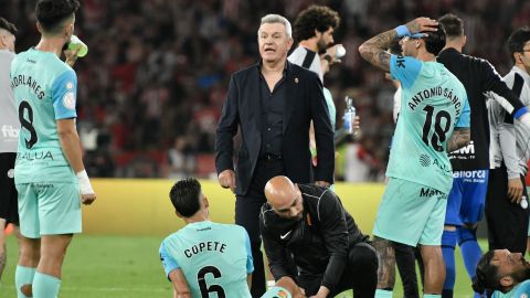 SEVILLA, 06/04/2024.- El técnico mexicano del Mallorca, Javier Aguirre, se dirige a sus jugadores antes del inicio de la prorroga durante el encuentro correspondiente a la final de la Copa del Rey que Athletic Club y Real Mallorca disputan hoy sábado en el estadio La Cartuja, en Sevilla. EFE / Raul Caro.