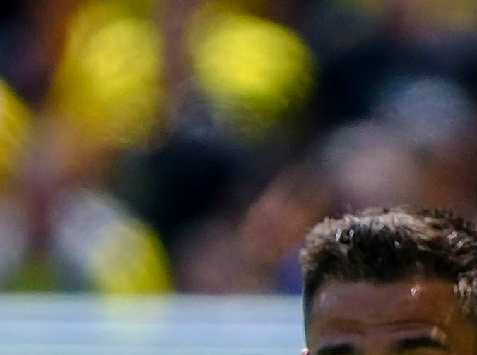 El delantero del Cádiz Juan Miguel Jiménez y el defensa eslovaco del Mallorca Martin Valjent, durante el partido de LaLiga de la jornada 33, este domingo en el estadio Nuevo Mirandilla de Cádiz.