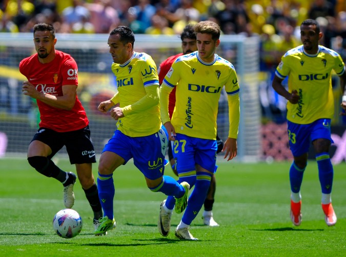 El delantero del Cádiz Juan Miguel Jiménez y el defensa eslovaco del Mallorca Martin Valjent, durante el partido de LaLiga de la jornada 33, este domingo en el estadio Nuevo Mirandilla de Cádiz.