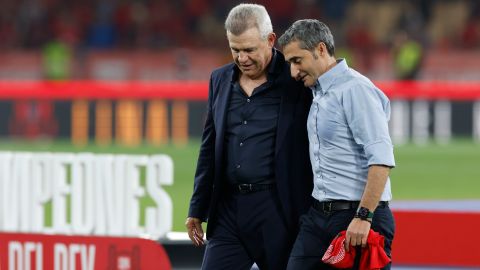 El entrenador mexicano del Mallorca, Javier Aguirre, felicita al del Athletic Club, Ernesto Valverde, tras la final de la Copa del Rey que han disputado en el estadio La Cartuja, en Sevilla.