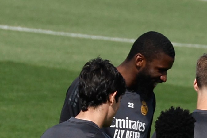 El director técnico del Real Madrid, Carlo Ancelotti, junto a sus dirigidos en un entrenamiento este lunes previo a su partido de la Champions League.