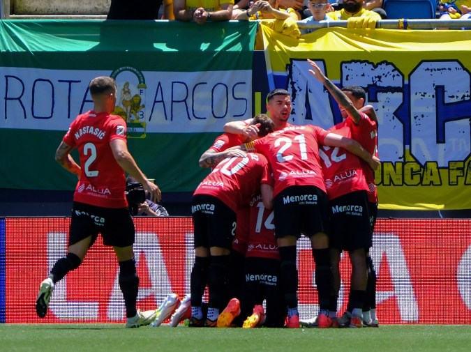 Los jugadores del Mallorca celebran el gol del delantero kosovar Vedat Muriqui durante el partido de LaLiga de la jornada 33 disputado este domingo en el estadio Nuevo Mirandilla de Cádiz.