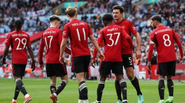 London (United Kingdom), 21/04/2024.- Manchester United players celebrate after Bruno Fernandes (R) scored the 3-0 lead during the FA Cup semi-final soccer match Coventry City against Manchester United at Wembley in London, Britain, 21 April 2024. (Reino Unido, Londres) EFE/EPA/ANDY RAIN EDITORIAL USE ONLY. No use with unauthorized audio, video, data, fixture lists, club/league logos, 'live' services or NFTs. Online in-match use limited to 120 images, no video emulation. No use in betting, games or single club/league/player publications.