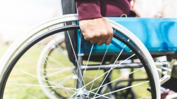 Un hombre paralítico que puede volver a caminar muestra el beneficio de la terapia con células madre