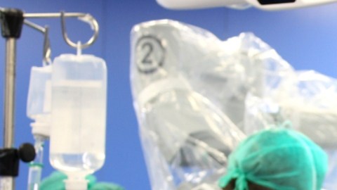 Médicos españoles hacen la primera cirugía cardíaca robótica a adolescentes