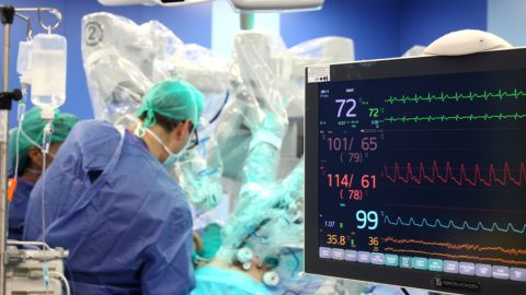 Médicos españoles hacen la primera cirugía cardíaca robótica a adolescentes