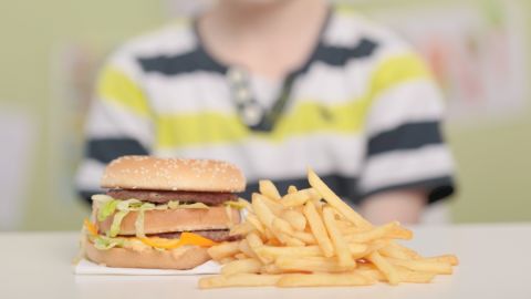 Controlar el colesterol malo en la niñez puede ayudar a prevenir enfermedades cardíacas en adultos