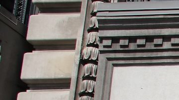 Compradores pasan frente a un CVS Pharmacy en la ciudad de Nueva York.